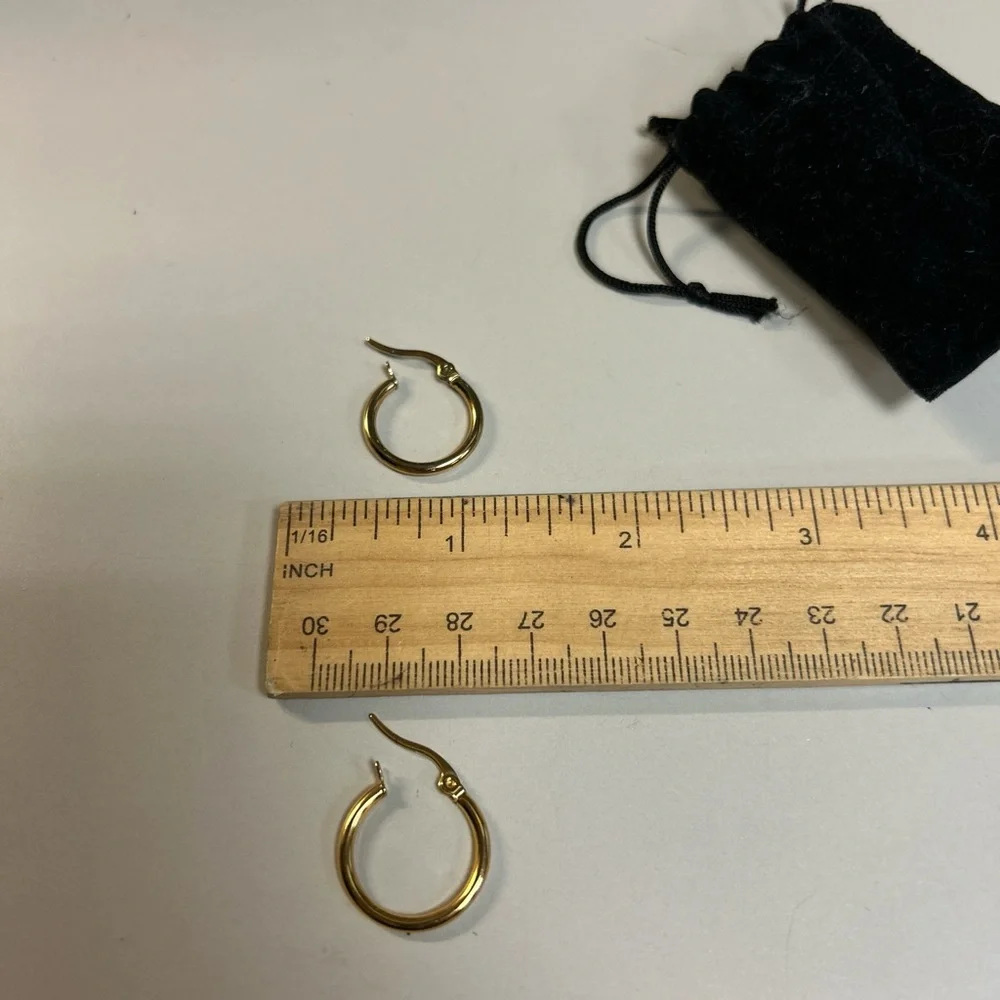 Vera small golden hoops